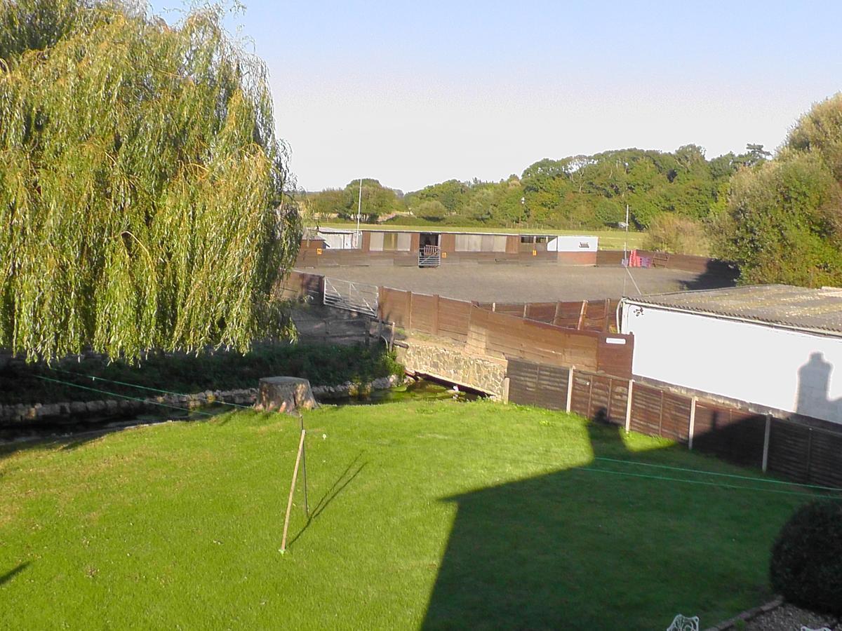 Willowbrook Riding Centre Чичестър Екстериор снимка